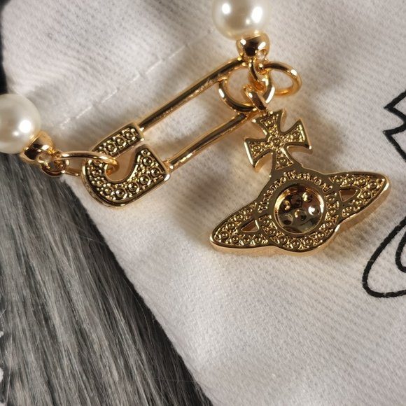 Vivienne Westwood Gold Safety Pin Pearl Necklace - Picture 3 of 6